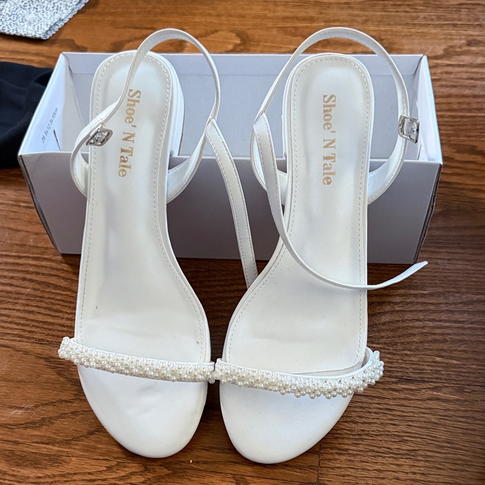 Shoe' N Tale white pearl strap sandals - size 8.5